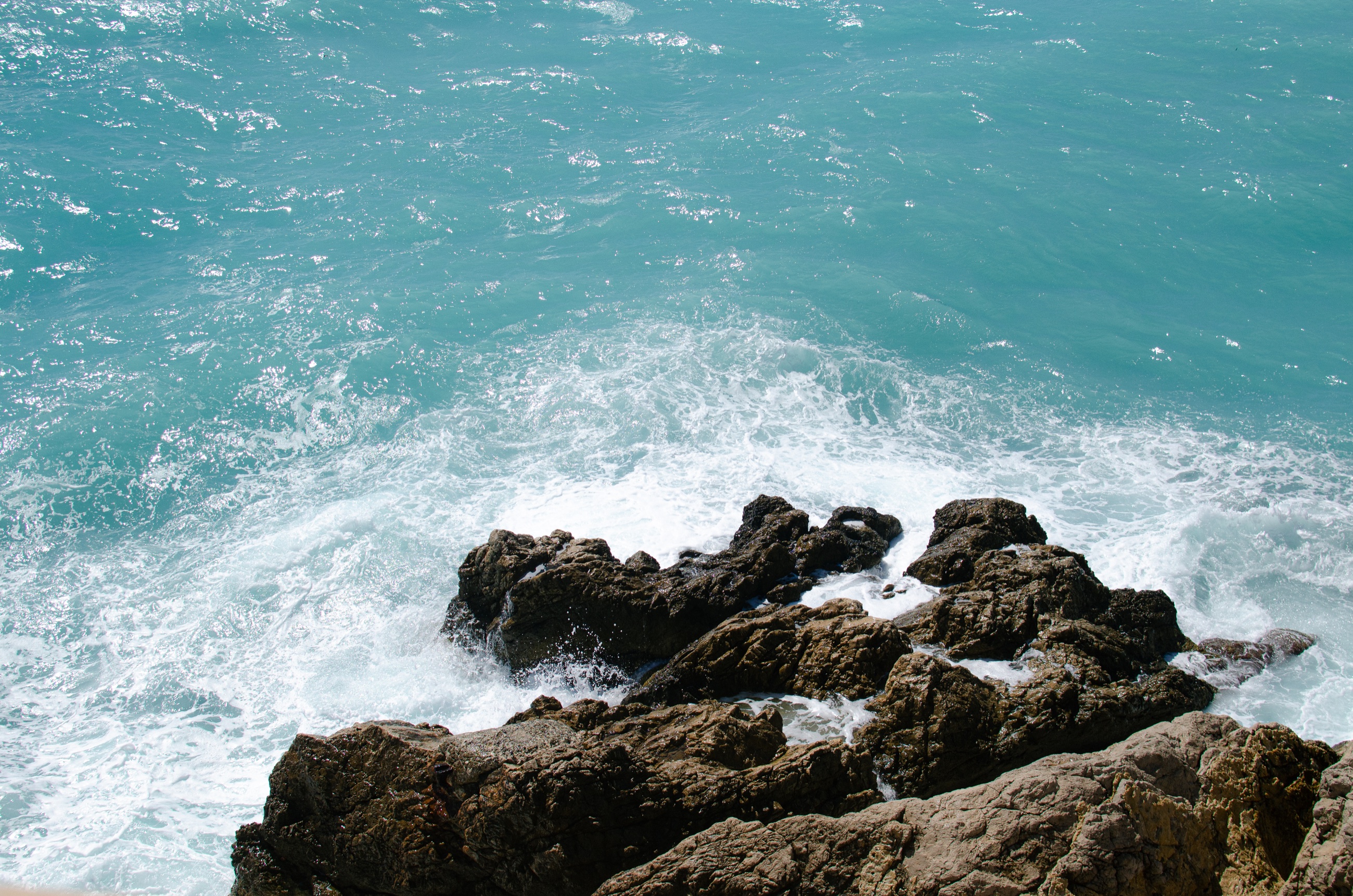Rochers et mer Méditerranée à Nice