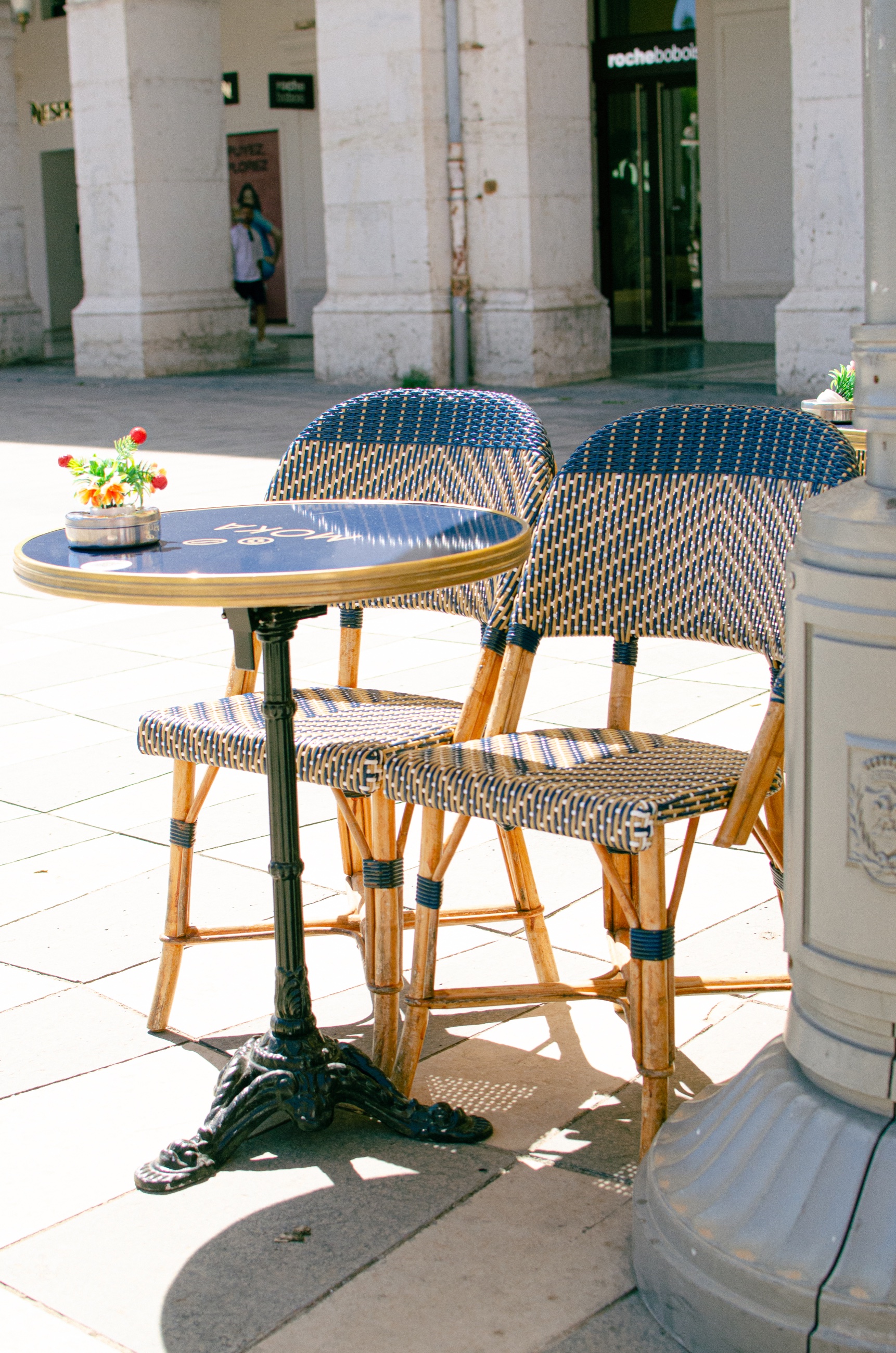 Terrasse de café niçoise en lumière méditerranéenne