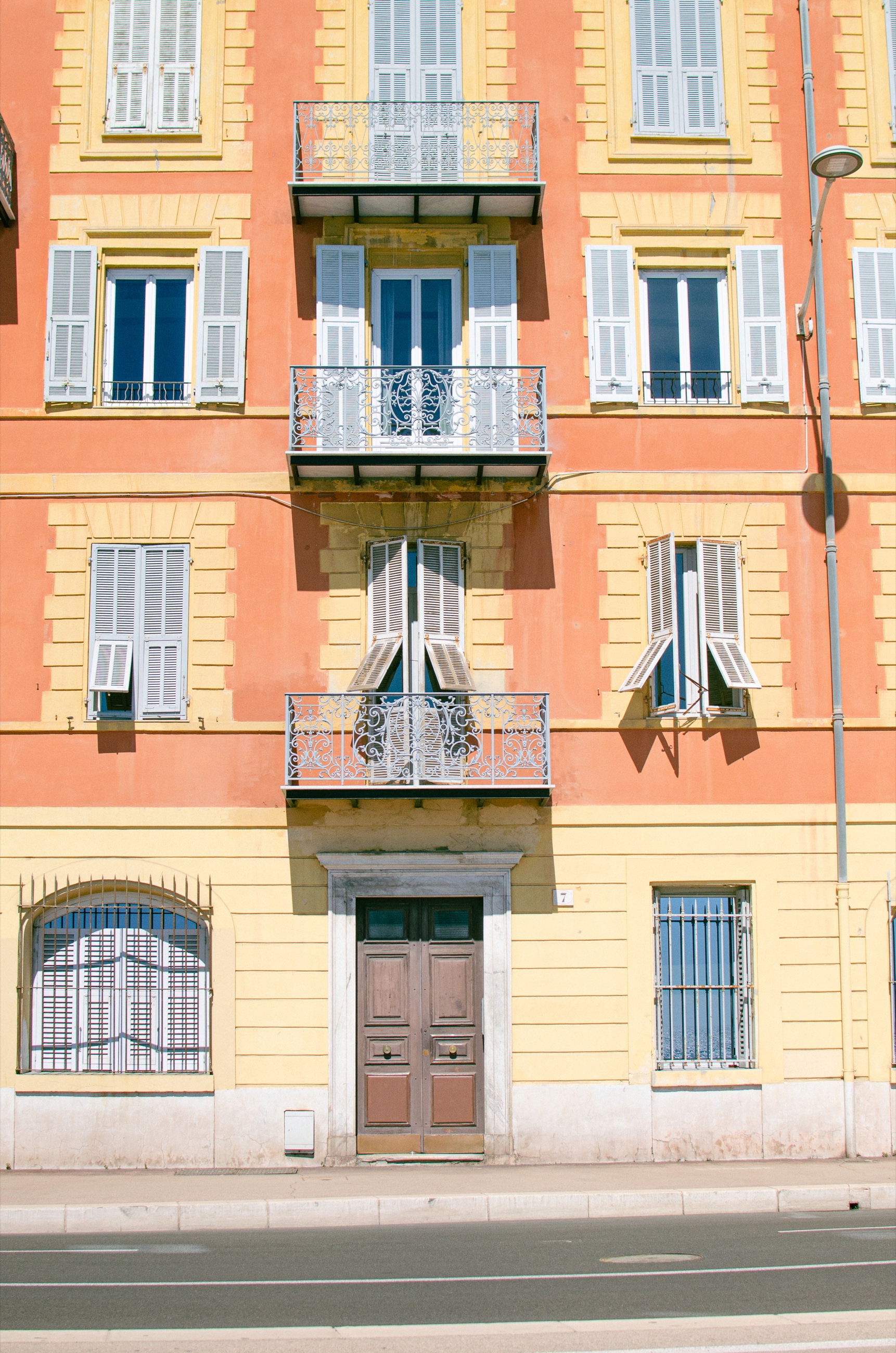 Façade niçoise aux volets bleus et balcon