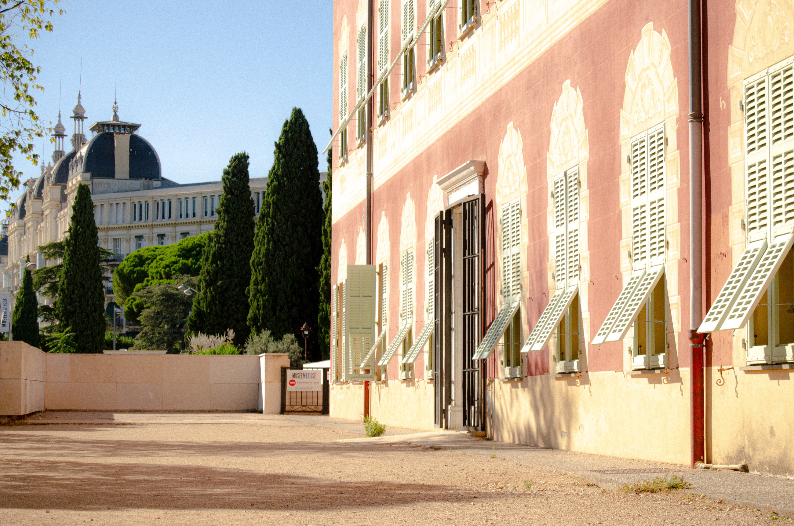 Façade du musée Matisse à Nice sous le soleil