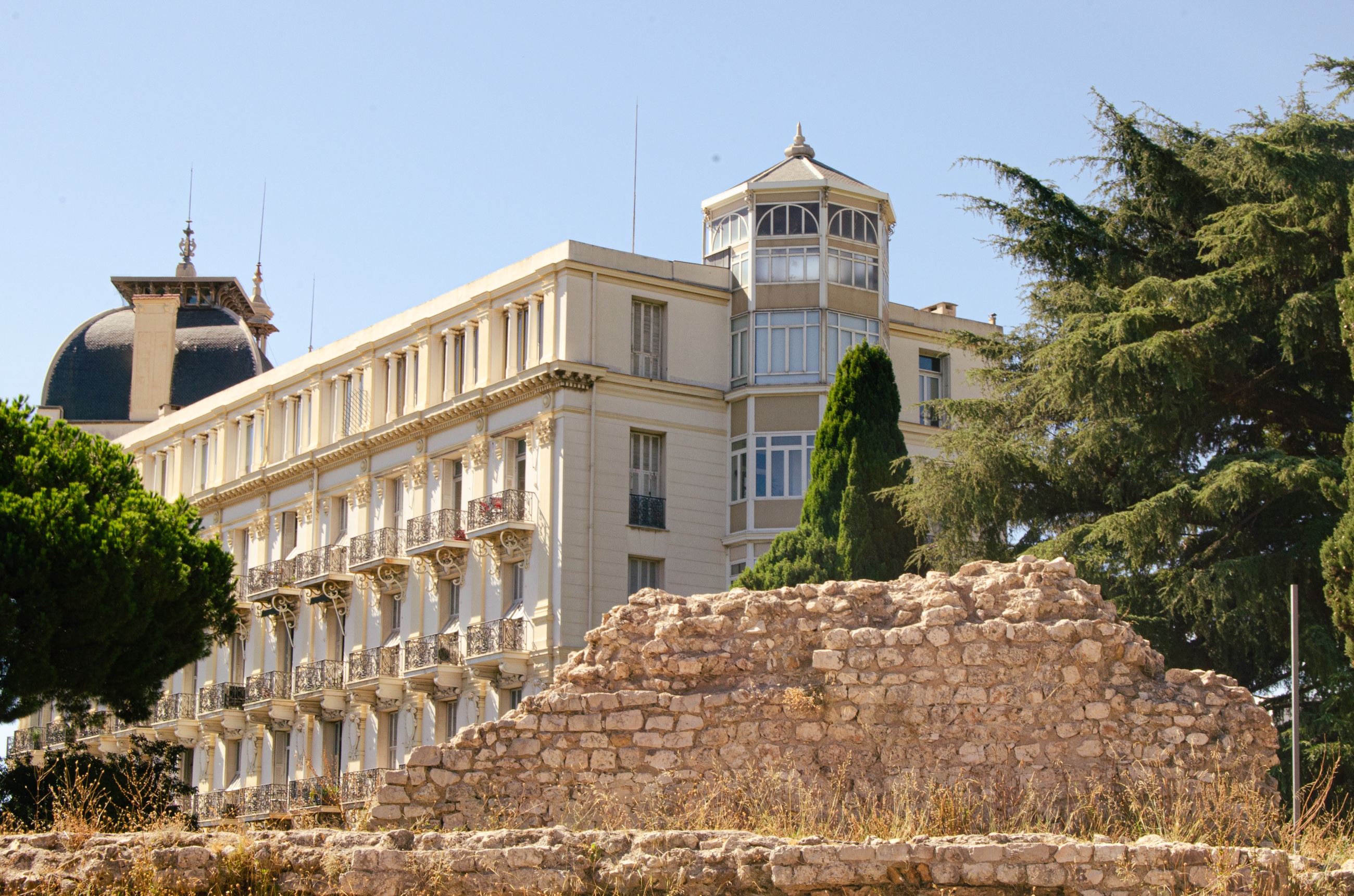 Patrimoine architectural de Nice et ruines en pierre