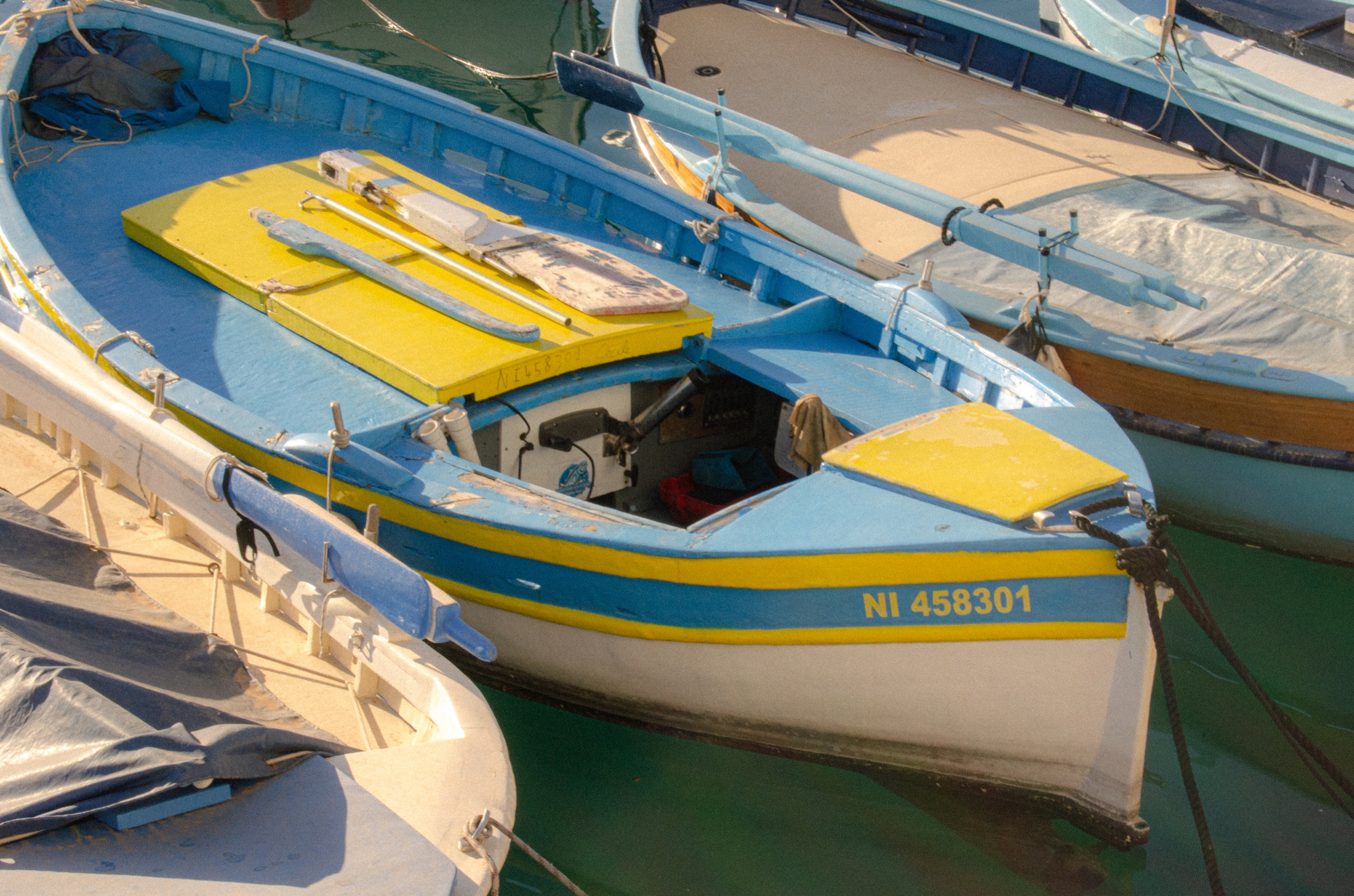 Bateau bleu et jaune dans le port de Nice