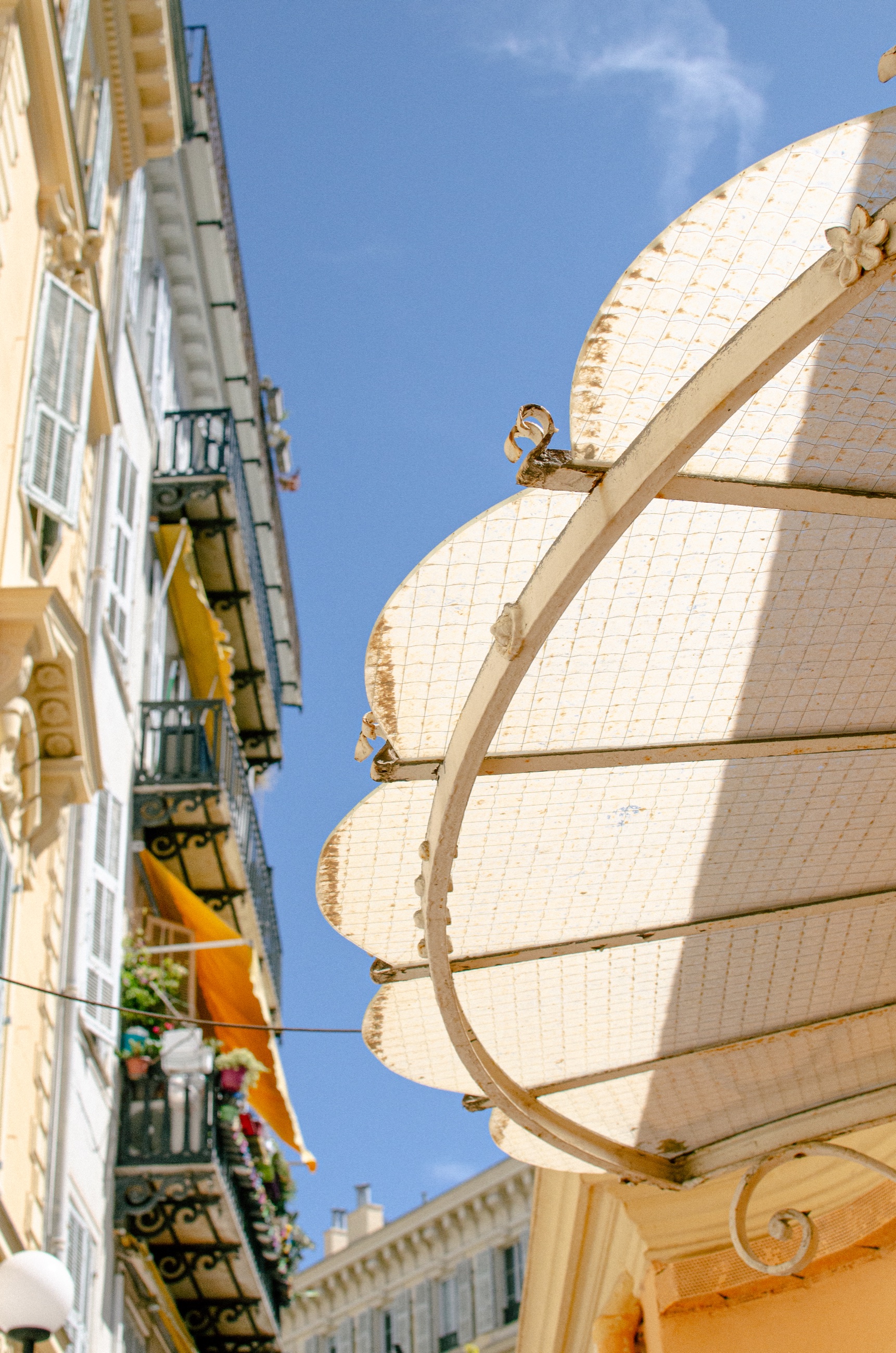 Détail d’auvent et façades dans le vieux Nice