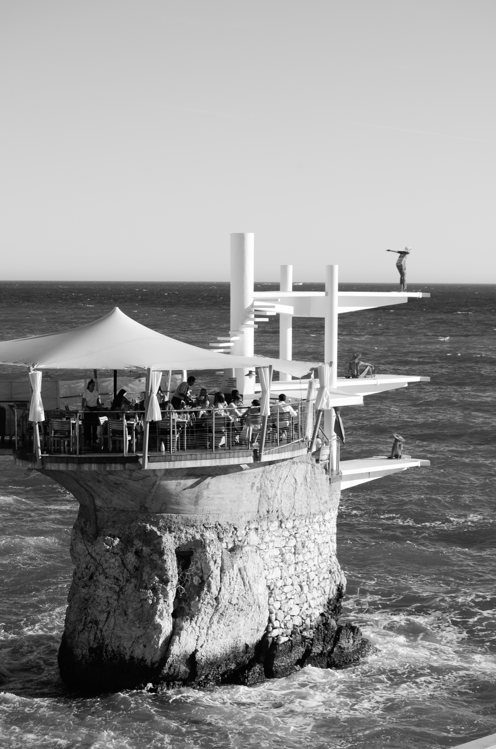 Le Plongeur de Nice en noir et blanc au-dessus de la mer