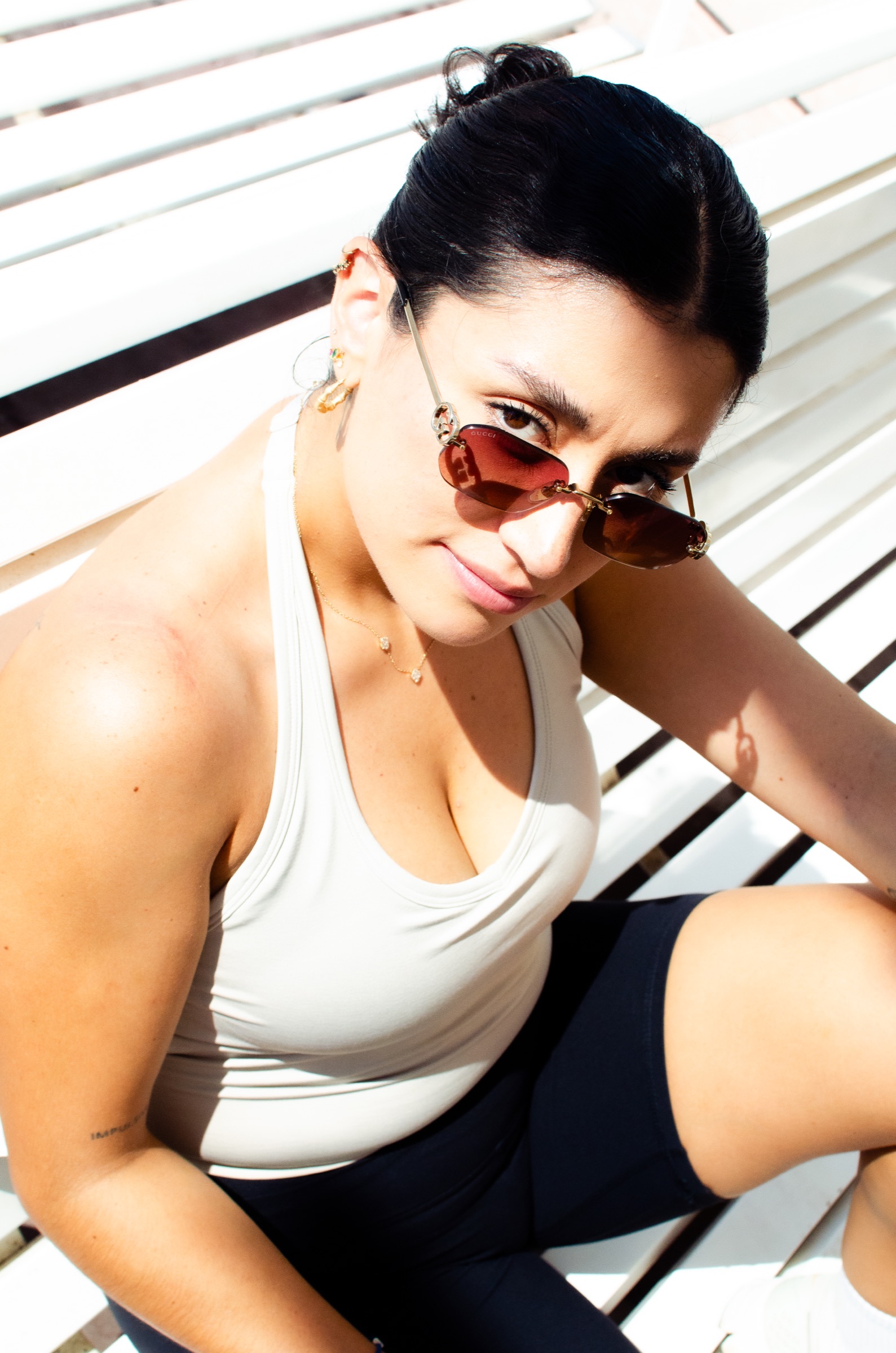 Portrait serré sport mode avec lunettes de soleil