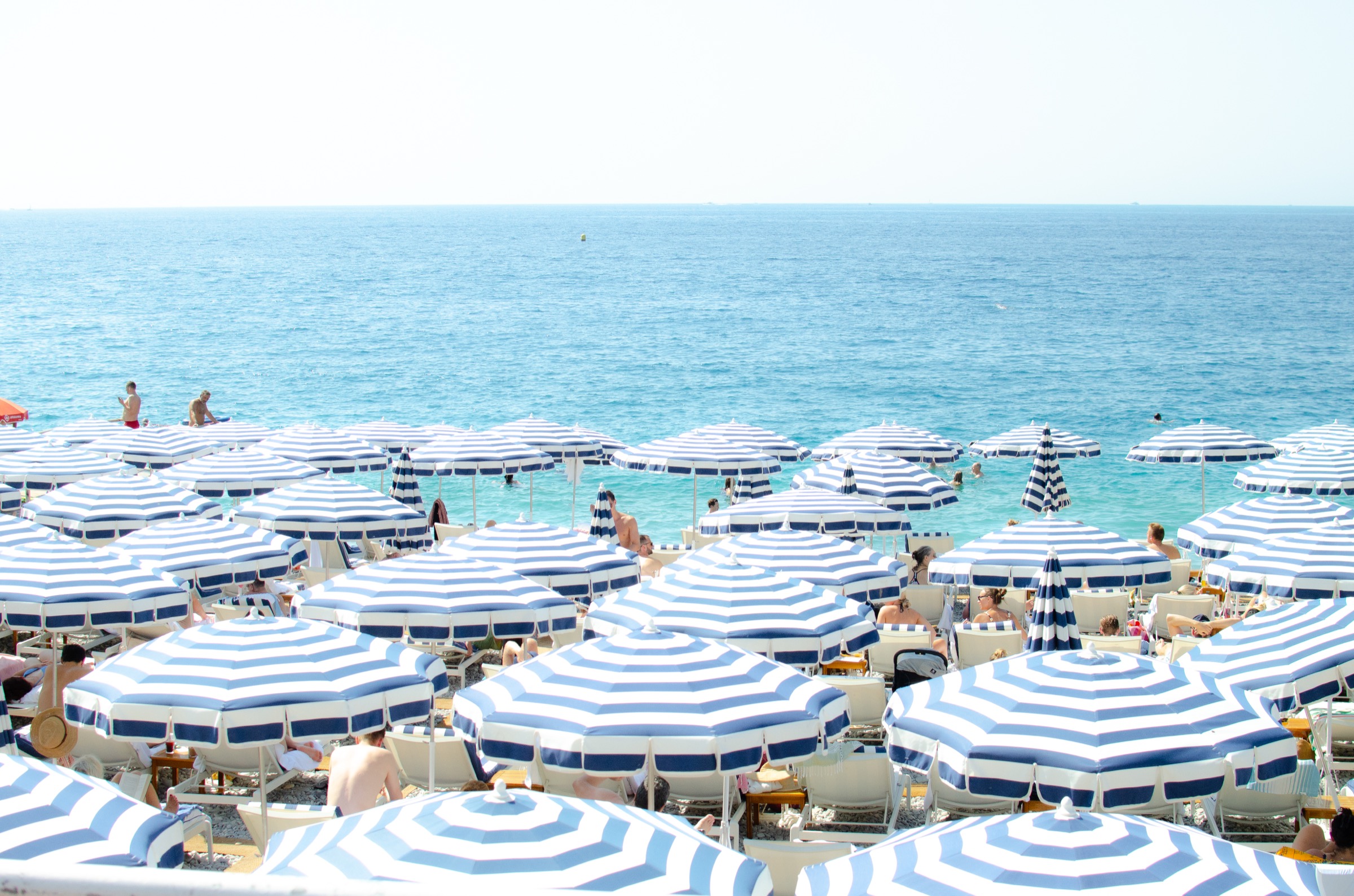 Plage méditerranéenne pour storytelling de marque personnelle