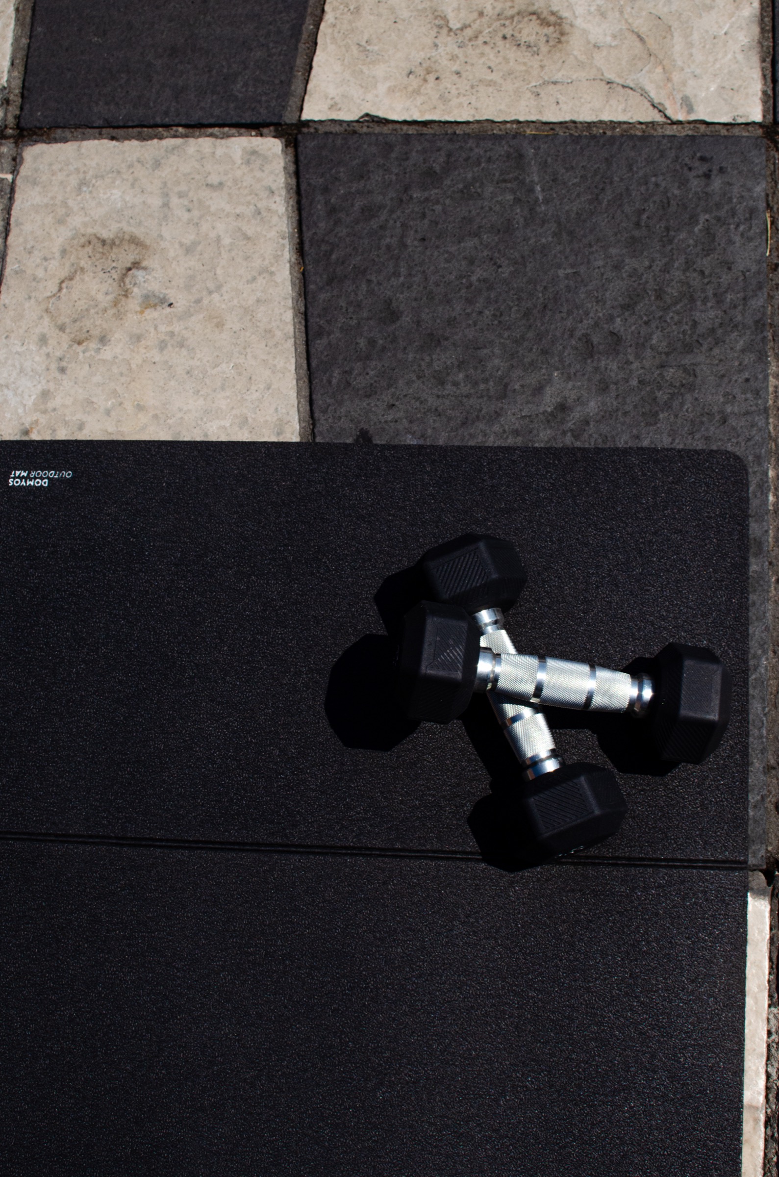 Haltères sur tapis de sport vue du dessus