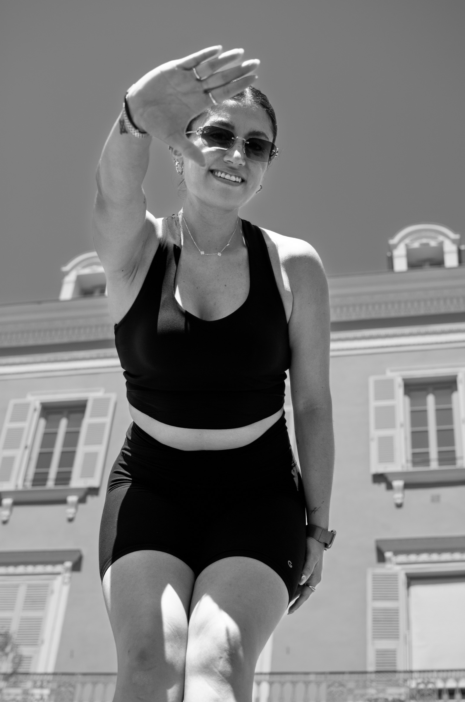 Portrait personal trainer noir et blanc en extérieur