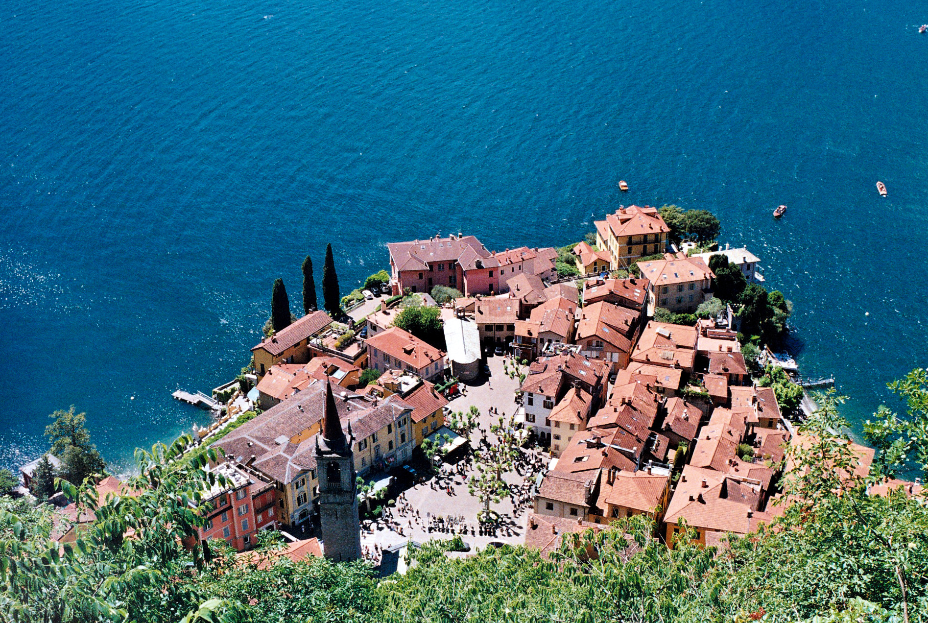 Village italien au bord du lac vu d’en haut