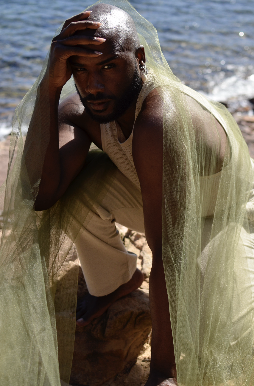 Portrait éditorial avec voile au bord de l’eau