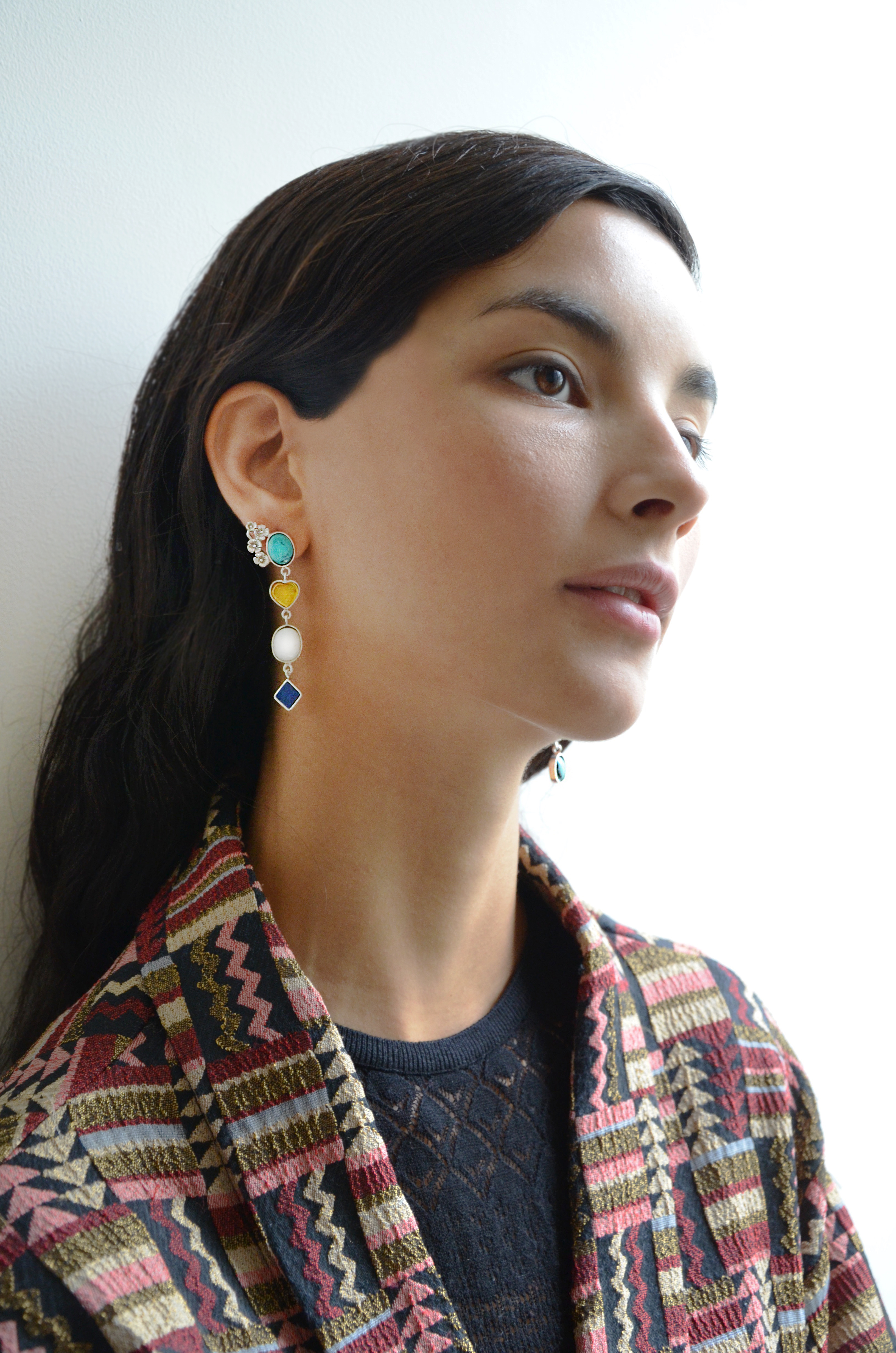 Profil éditorial Tindi Mar avec bijoux colorés