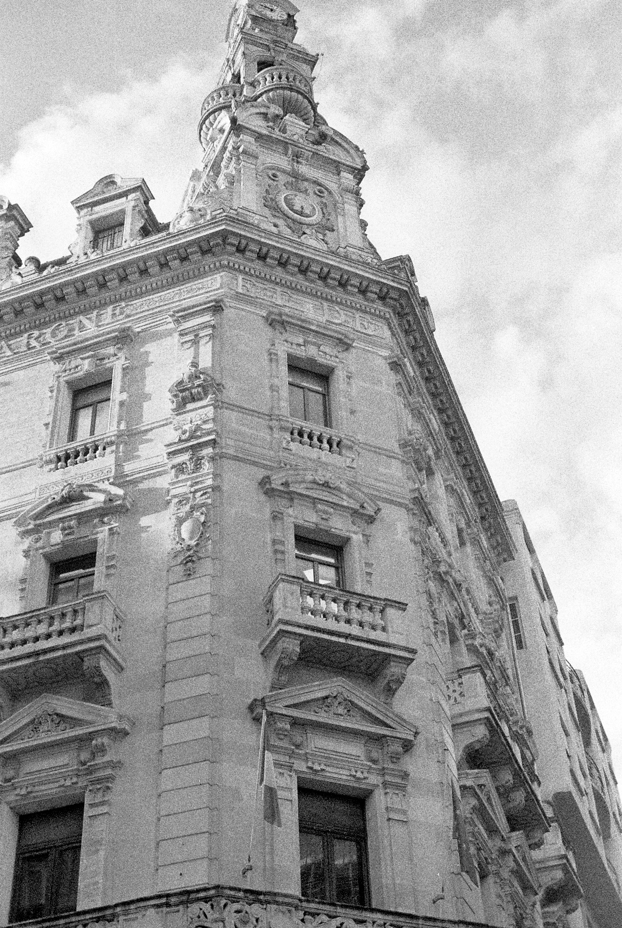 Façade ancienne en noir et blanc