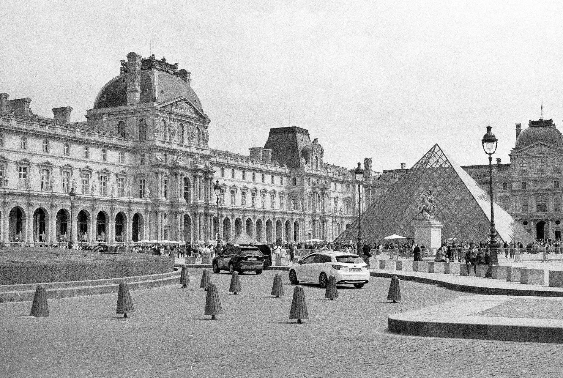 Louvre en noir et blanc
